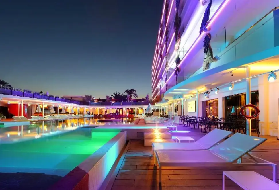 Basen w hotelu Ushuaia (Playa d'en Bossa)