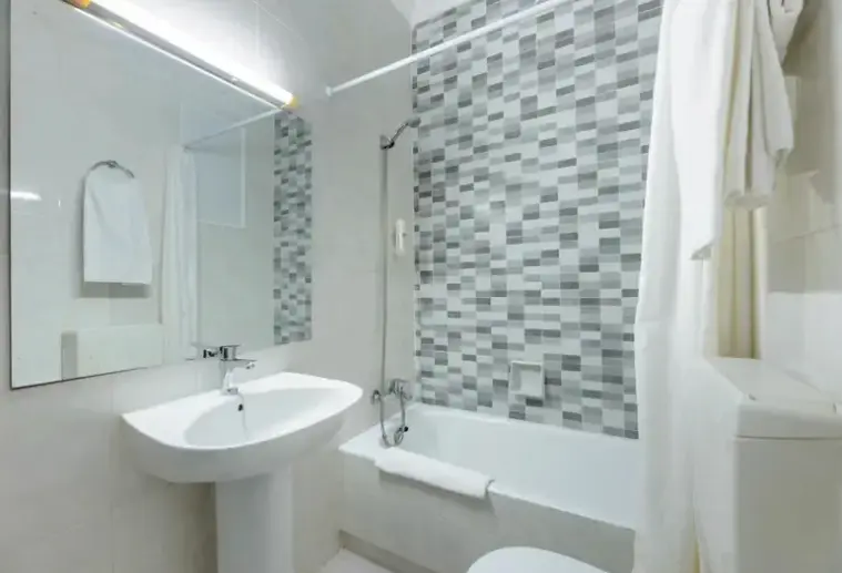 Łazienka w pokoju hotelu Vibra Vila (ex. Central Playa)
