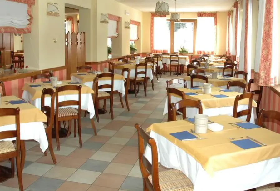 Restauracja i jedzenie w hotelu Villa Emma (Alba Di Canazei)