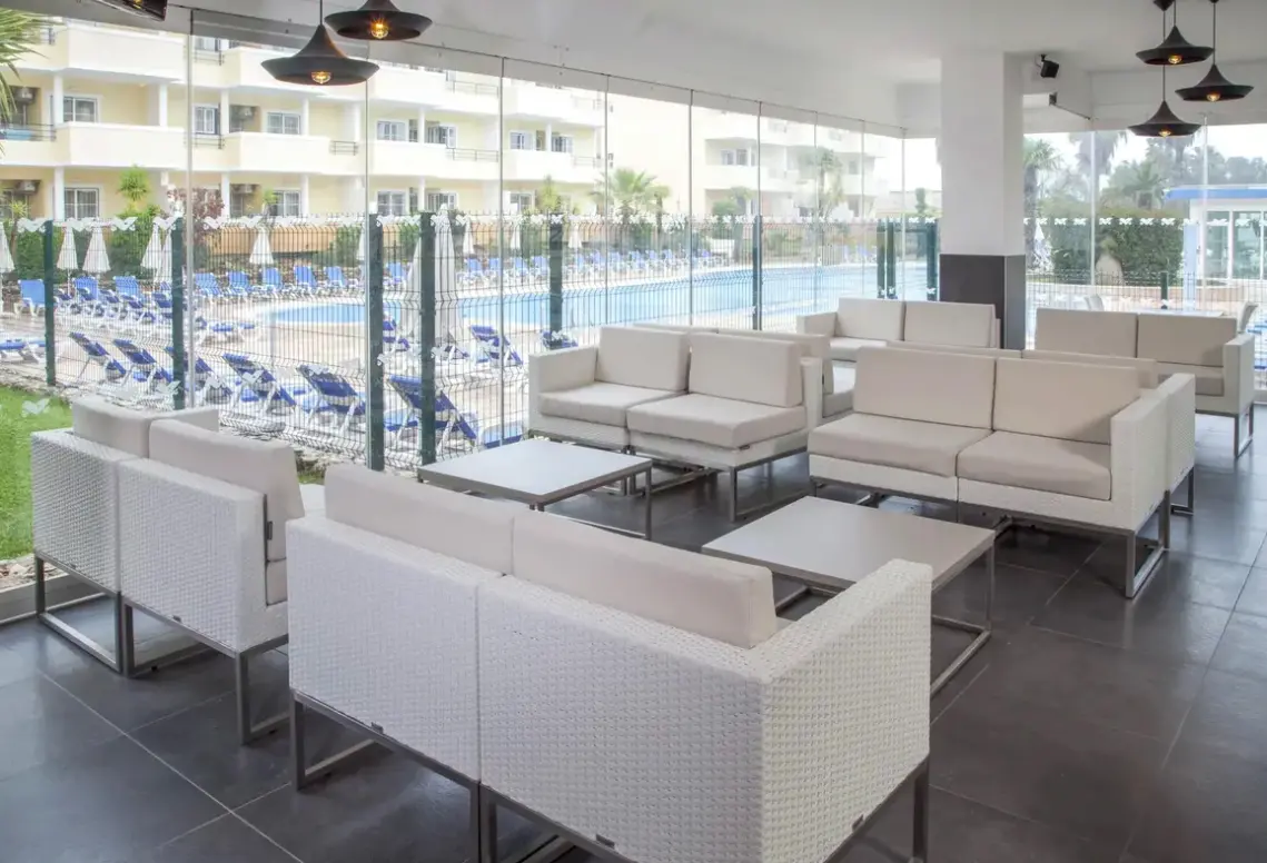 Basen w hotelu Vitors Plaza