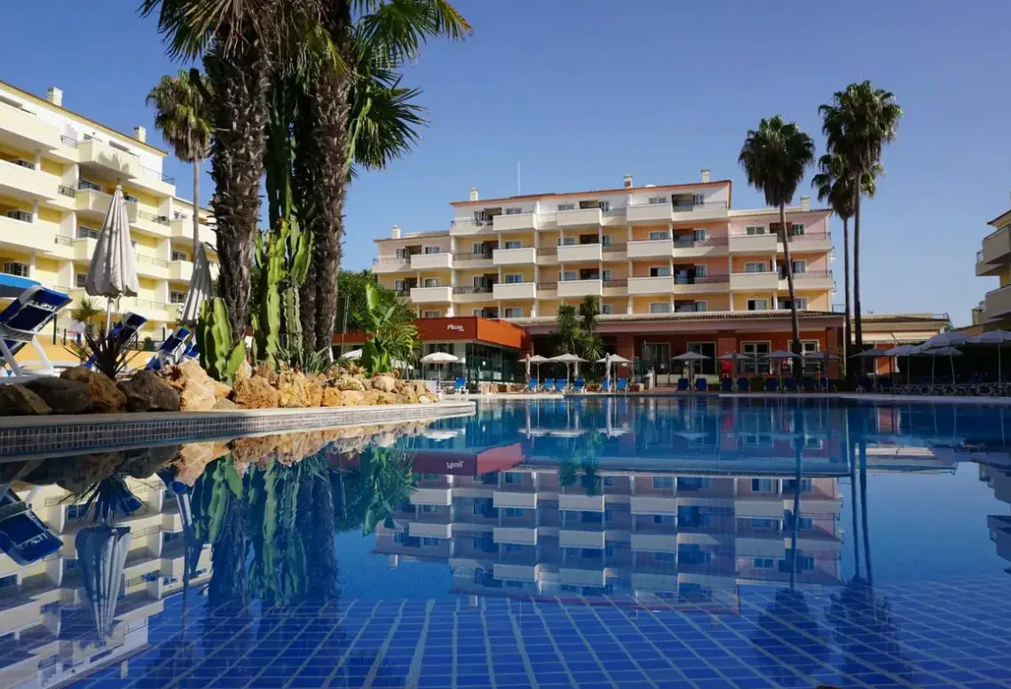 Basen w hotelu Vitors Plaza