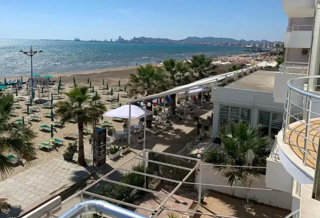 Widok z hotelu Wave Beachfront Apartments