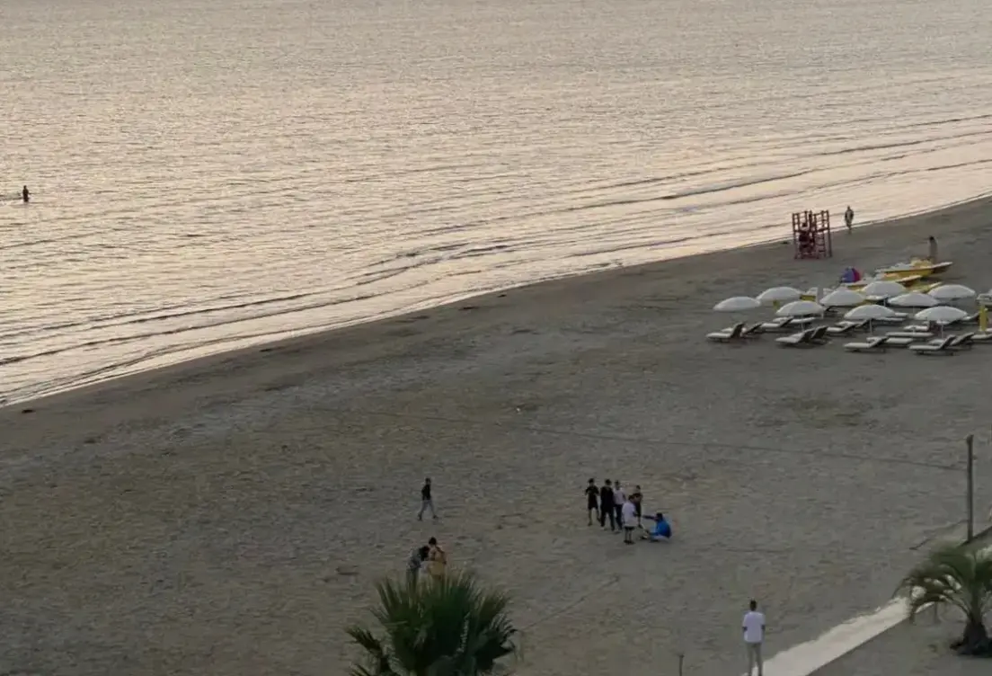 Plaża przy hotelu Wave Beachfront Apartments