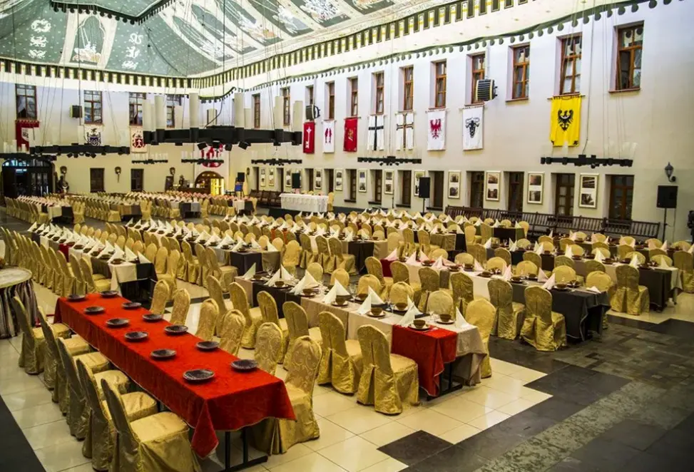 Restauracja i jedzenie w hotelu Zamek Ryn
