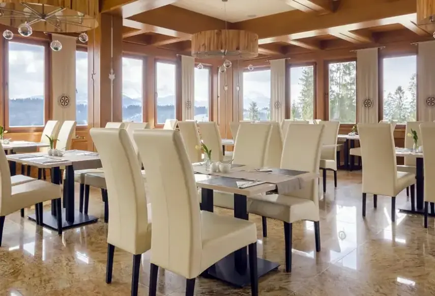 Restauracja i jedzenie w hotelu Zbójnicówka