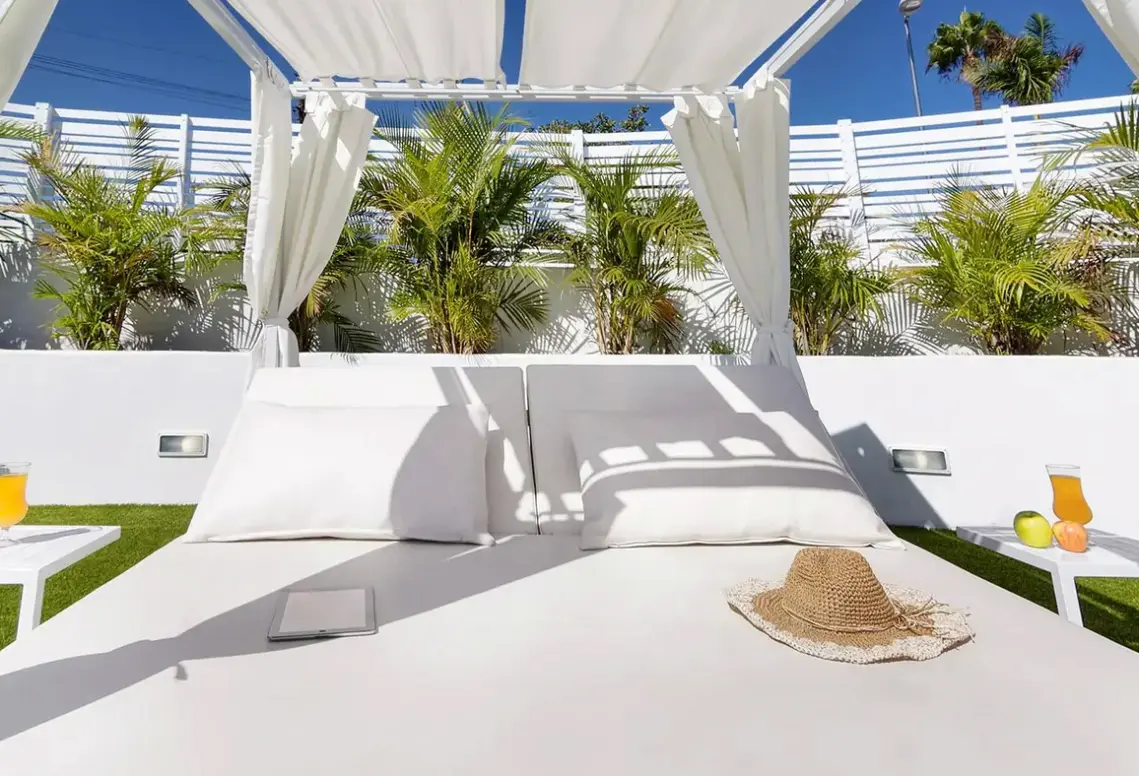 Basen w hotelu Adonis Bungalows
