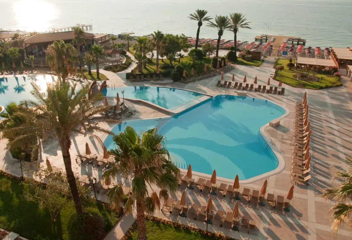 Basen w hotelu Akka Alinda