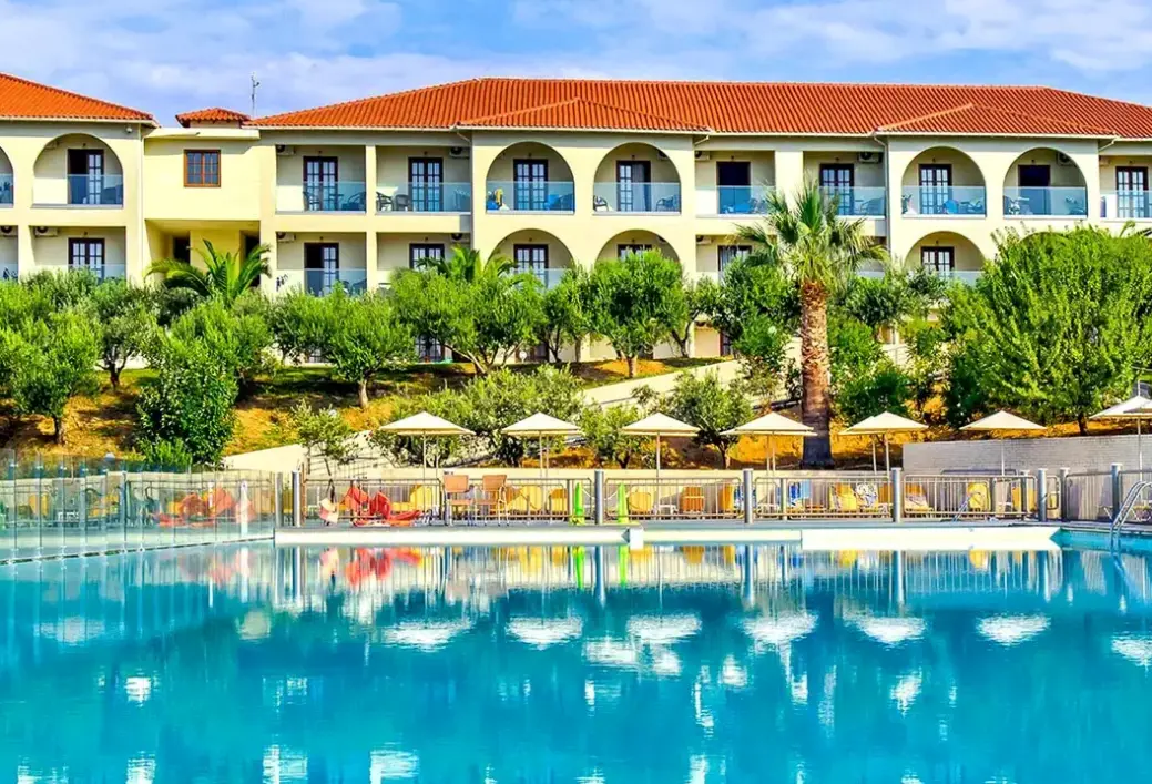 Basen w hotelu Akrathos Beach
