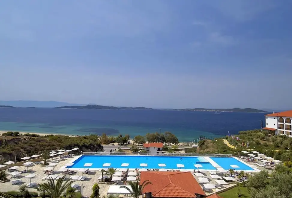 Basen w hotelu Akrathos Beach