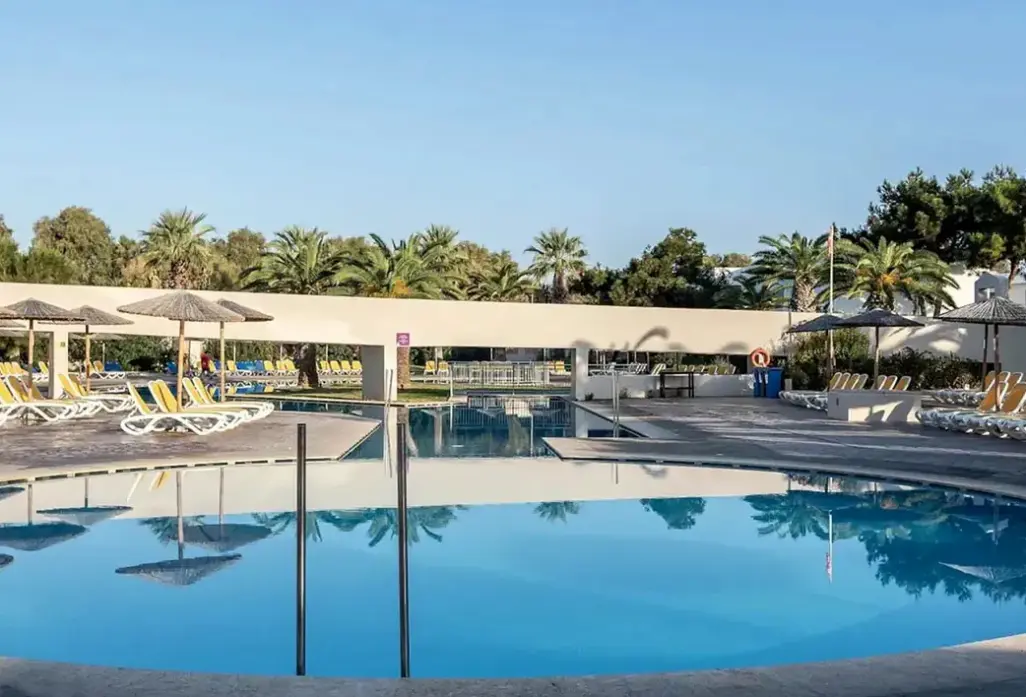 Basen w hotelu Akti Coast Club