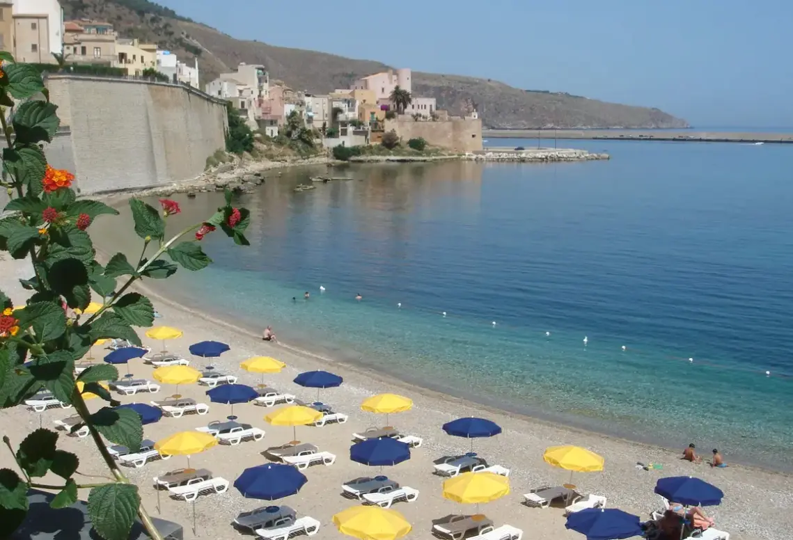 Plaża przy hotelu Al Madarig