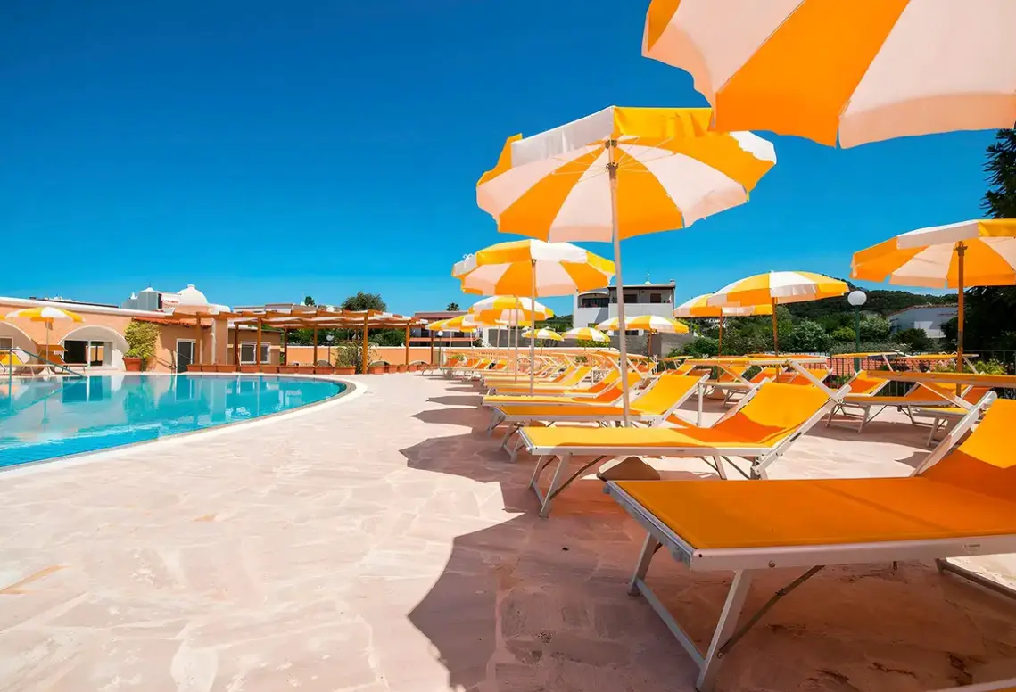 Basen w hotelu Albergo Parco Delle Agavi