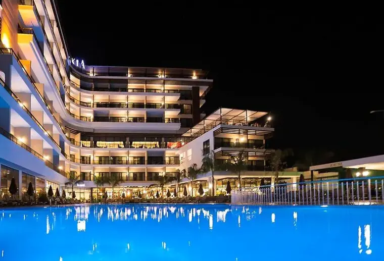 Basen w hotelu Alexia Resort & Spa