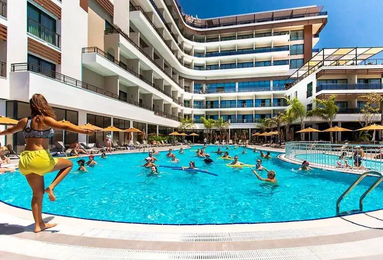 Basen w hotelu Alexia Resort & Spa