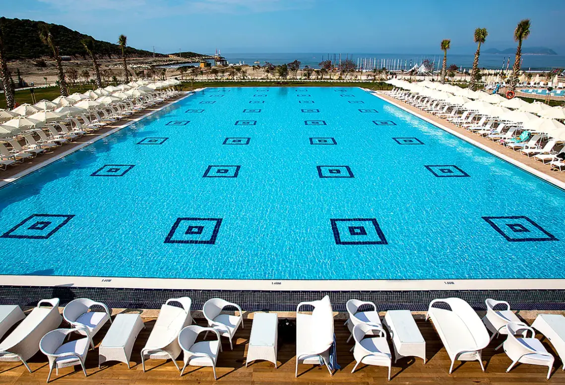 Basen w hotelu Andriake Beach Club