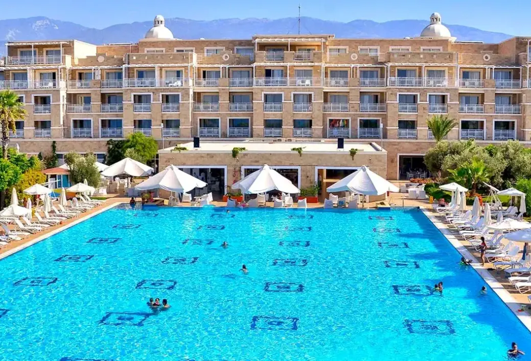 Basen w hotelu Andriake Beach Club