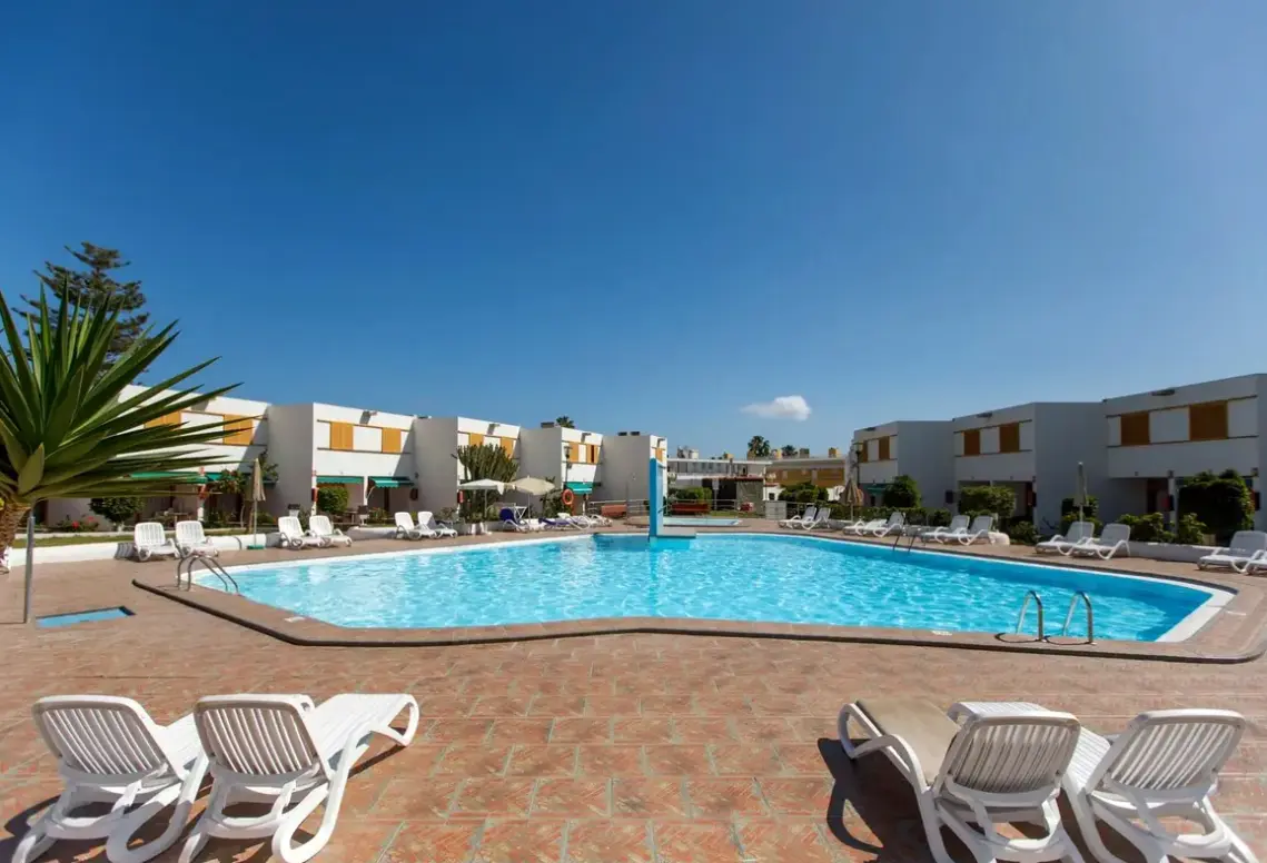 Basen w hotelu Apartments Las Brisas