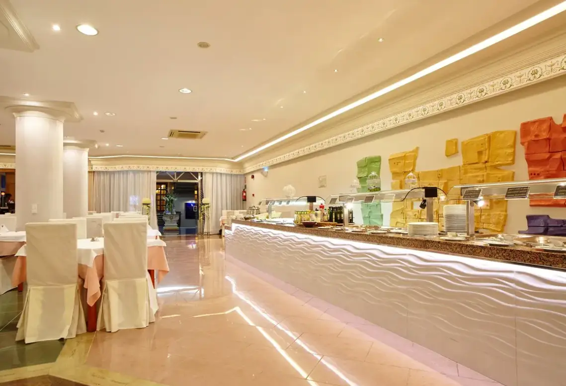 Restauracja i jedzenie w hotelu Argos (Playa Talamanca)