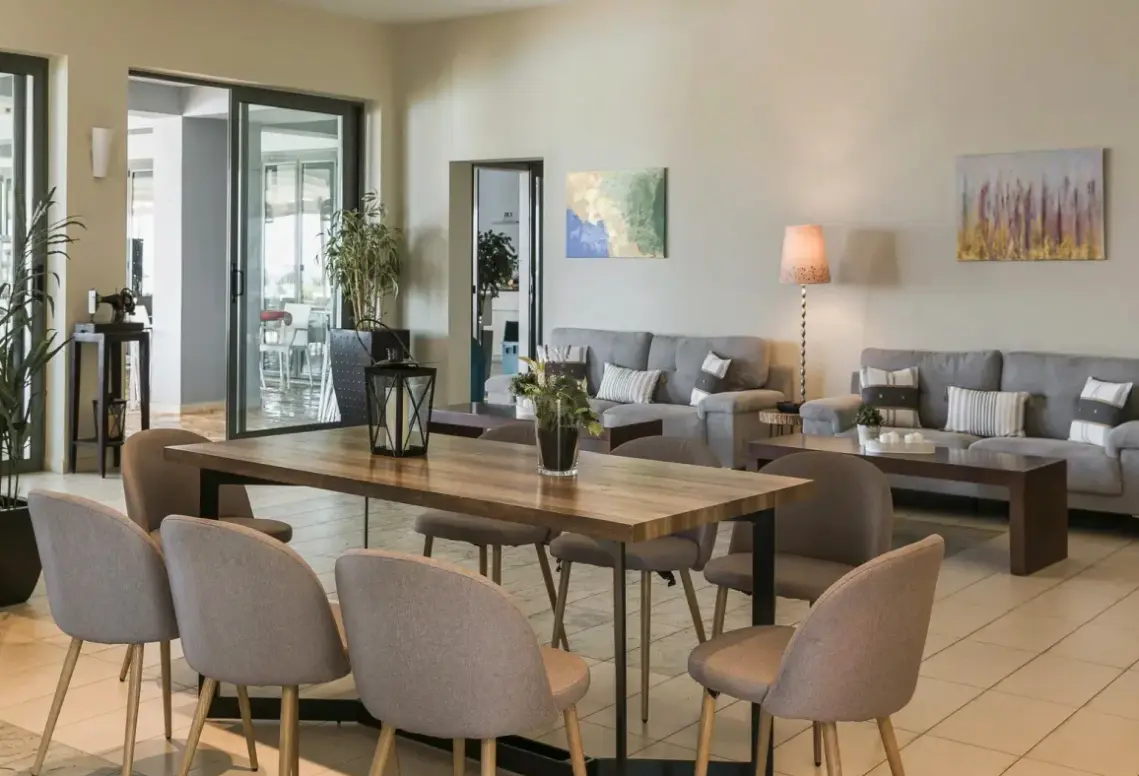 Restauracja i jedzenie w hotelu Astra Village (Eloundy)