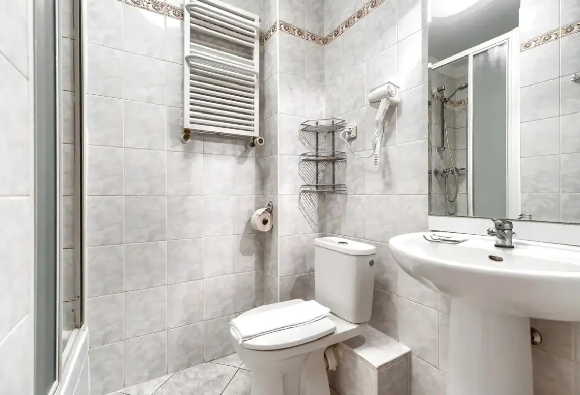 Łazienka w pokoju hotelu Atol Resort (ex. Afrodyta)