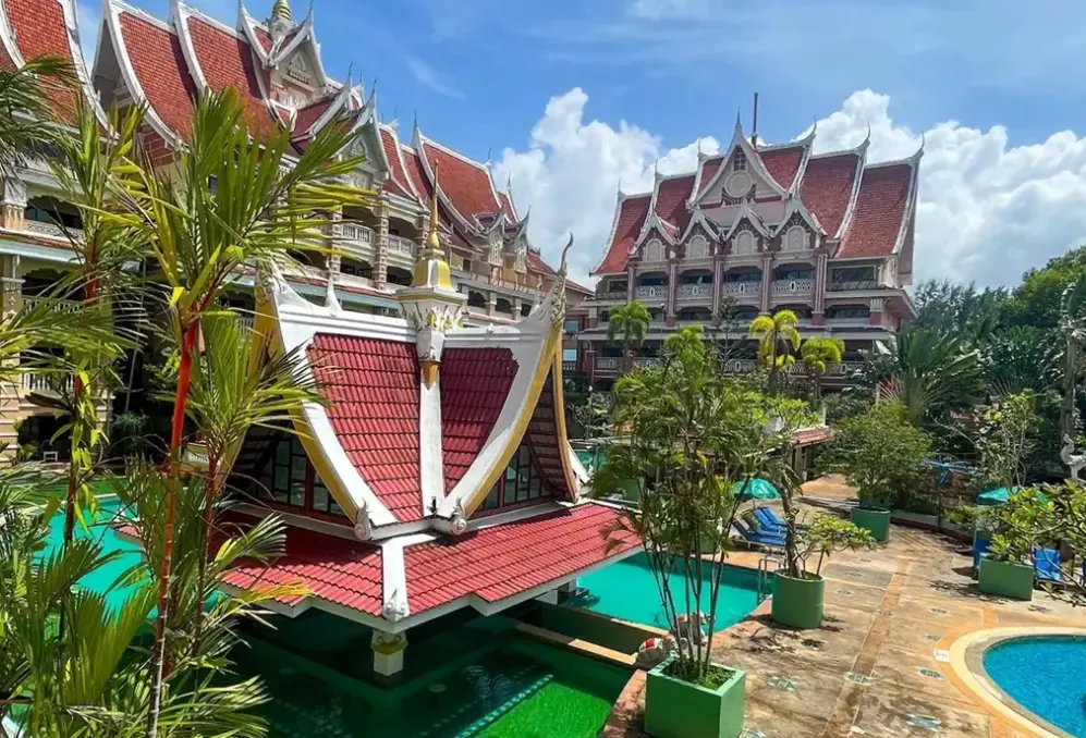 Basen w hotelu Ayodhaya Palace Beach Resort