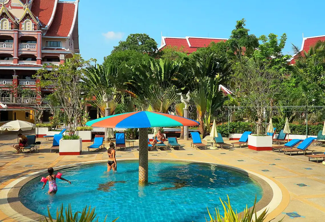 Basen w hotelu Ayodhaya Palace Beach Resort