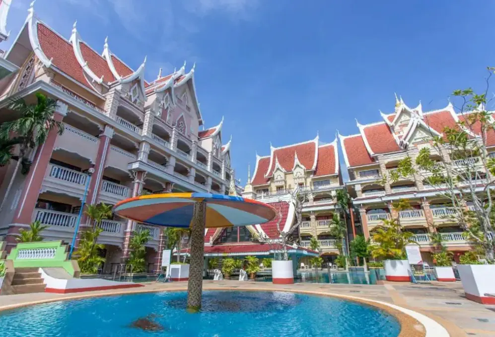 Basen w hotelu Ayodhaya Palace Beach Resort