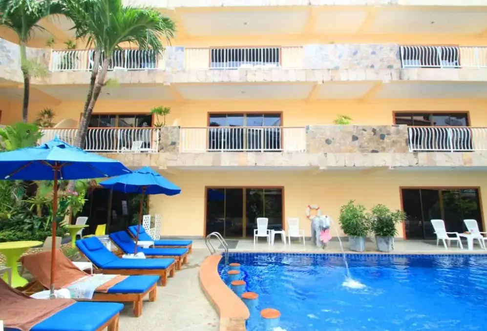 Basen w hotelu Baan Boa Resort