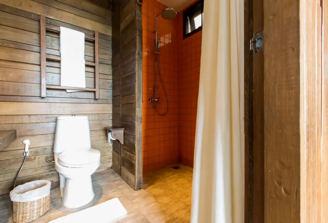 Łazienka w pokoju hotelu Baan Ploy Sea