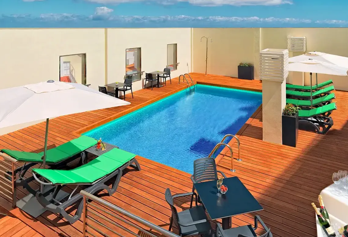 Basen w hotelu Barcelo Santa Cruz Contemporaneo