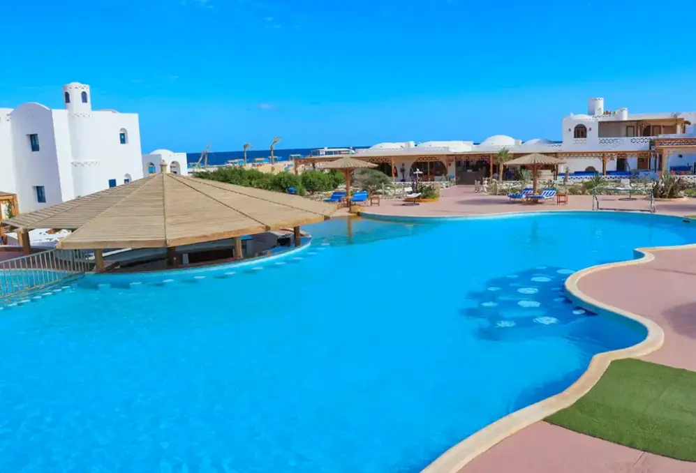 Basen w hotelu Beach Safari Nubian Resort