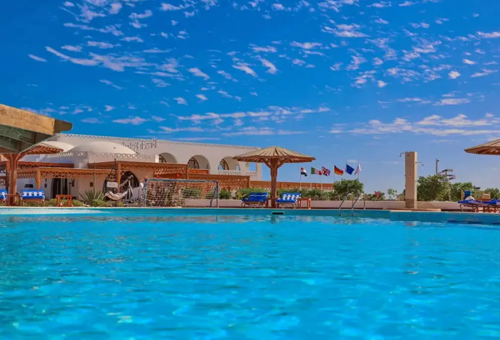 Basen w hotelu Beach Safari Nubian Resort