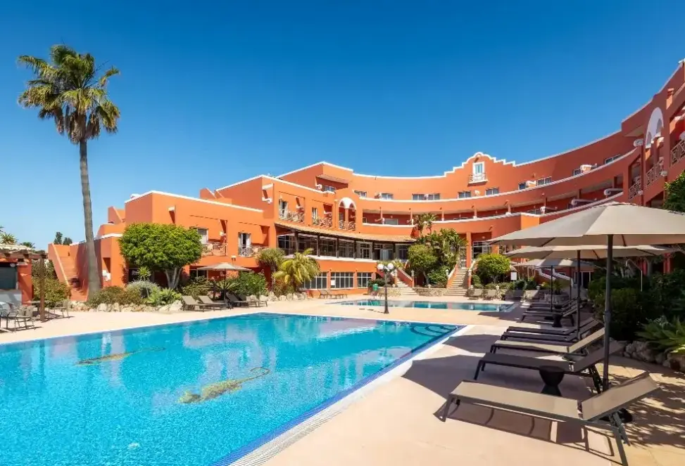 Basen w hotelu Belavista da Luz