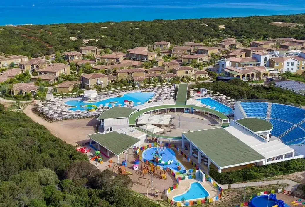 Obiekt hotelu Bluserena Is Serenas Badesi Village