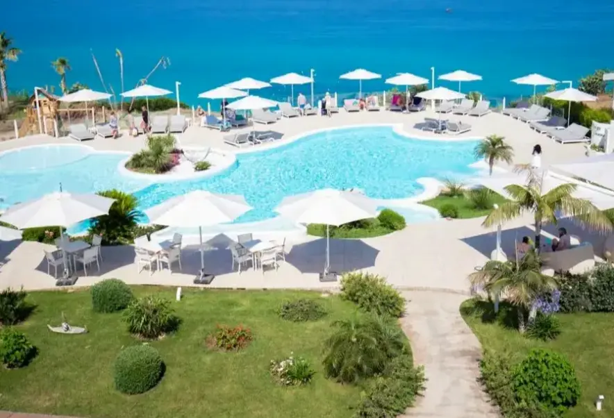 Basen w hotelu Borgo Donna Canfora