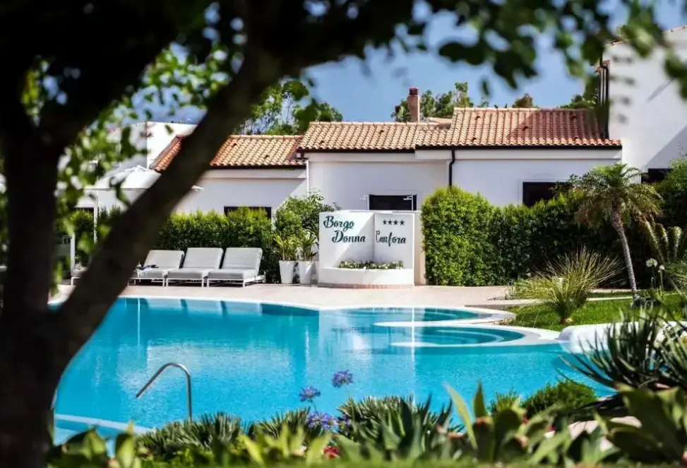 Basen w hotelu Borgo Donna Canfora