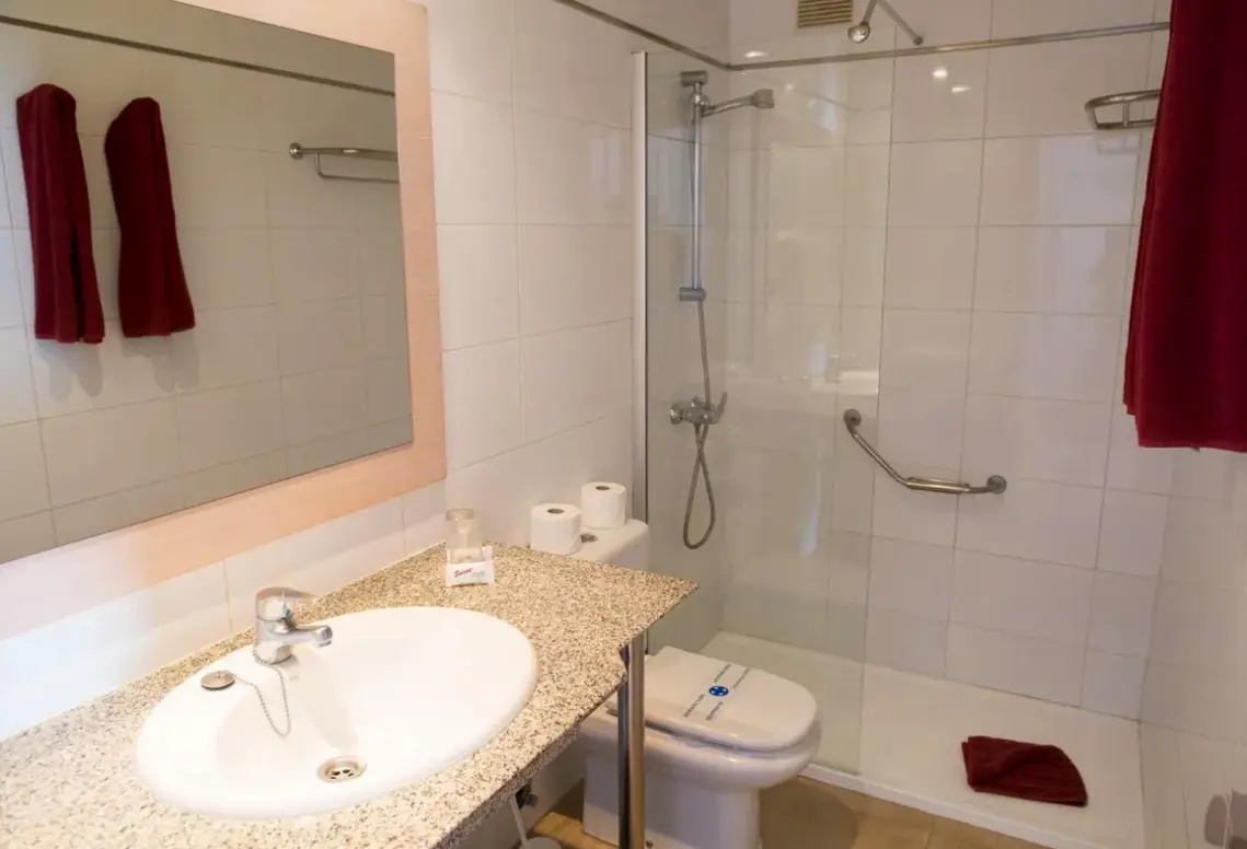 Łazienka w pokoju hotelu Cala Nova