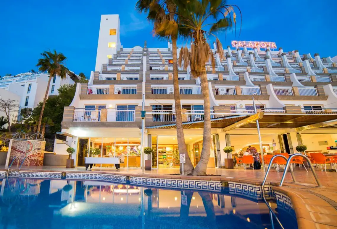 Basen w hotelu Cala Nova