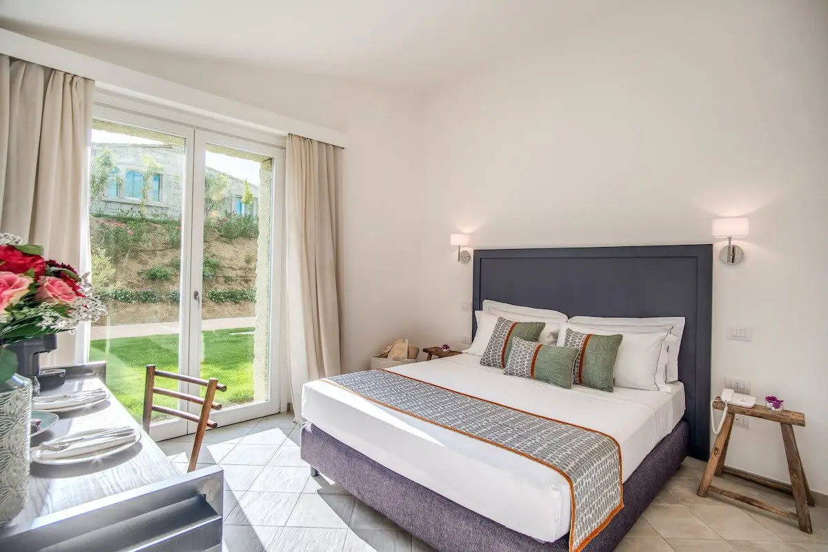 Pokój w hotelu Cala Sinzias Resort