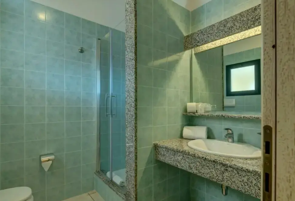Łazienka w pokoju hotelu Cala Viola