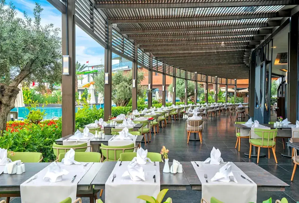 Restauracja i jedzenie w hotelu Calyptus Kirman Premium