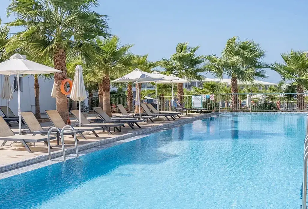 Basen w hotelu Caretta Paradise
