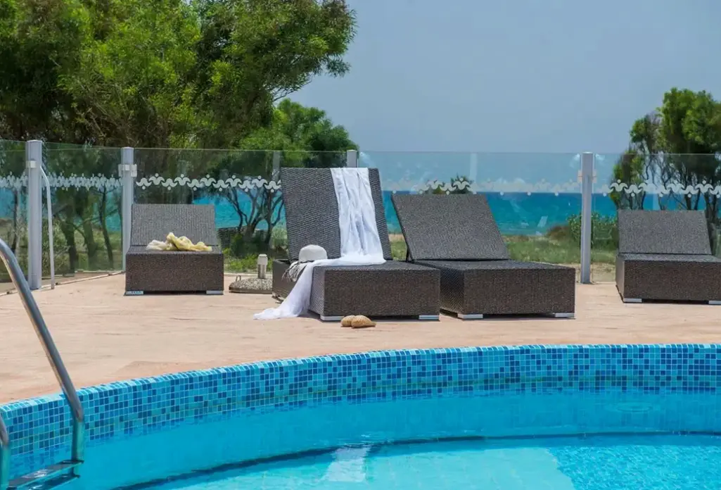 Basen w hotelu Caretta Sea View