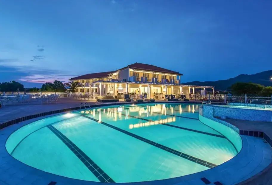 Basen w hotelu Caretta Sea View