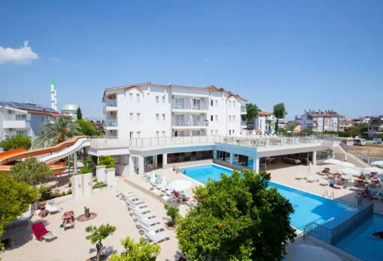 Basen w hotelu Catty Cats Garden