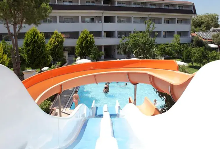 Basen w hotelu Catty Cats Garden