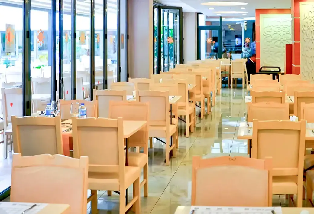 Restauracja i jedzenie w hotelu Club Aqua Plaza