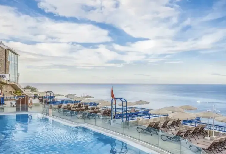 Basen w hotelu Club Cala Blanca
