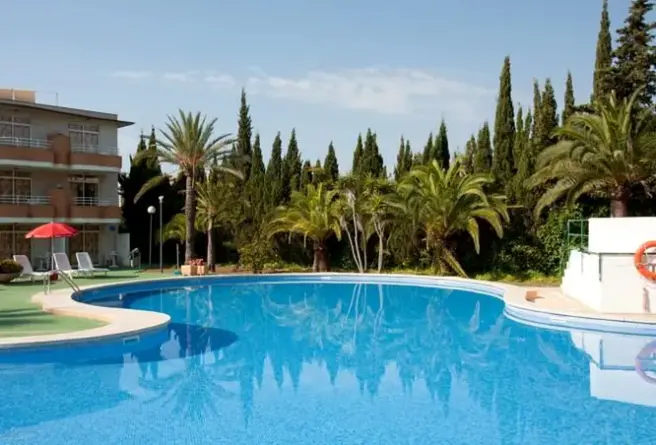 Basen w hotelu Club Sa Coma Apartamentos