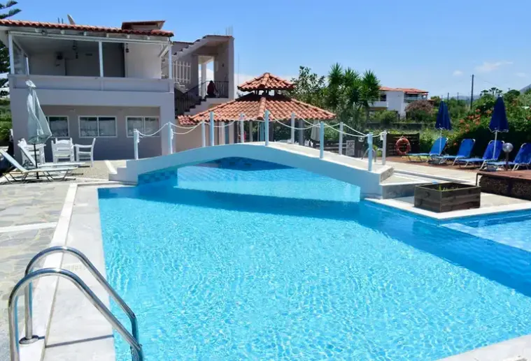 Basen w hotelu Dias Kavros